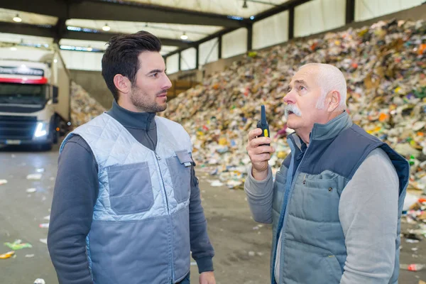 Trabajadores Masculinos Con Tableta Área Reciclaje —  Fotos de Stock