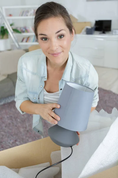 Mujer Joven Empacando Pertenencias Personales — Foto de Stock