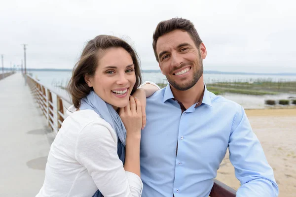 桟橋で幸せなカップル — ストック写真