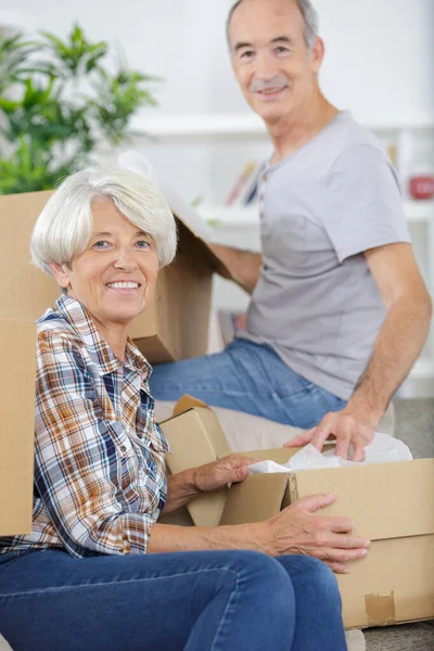 Happy Senior Couple Moving New Home — Stock Photo, Image