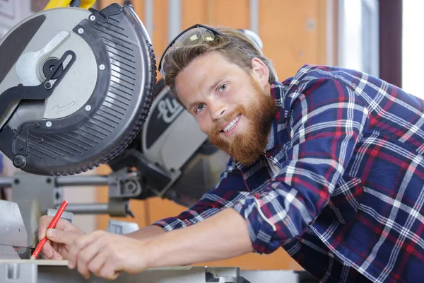 Blij Ijverige Man Draagt Beschermende Werkkleding Werken Cirkelzaag — Stockfoto