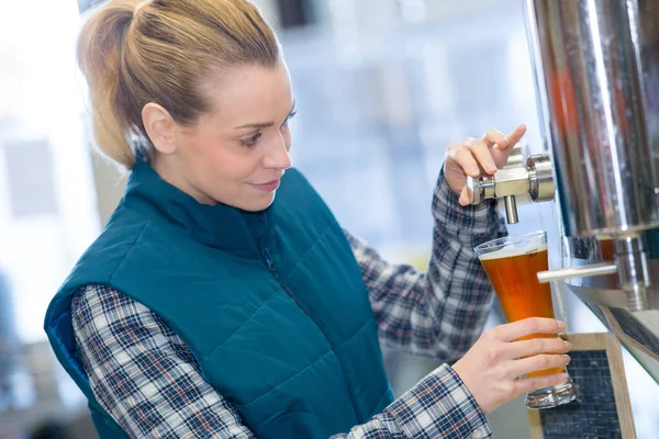 Retrato Atractiva Cerveza Tapping Femenina Pub — Foto de Stock