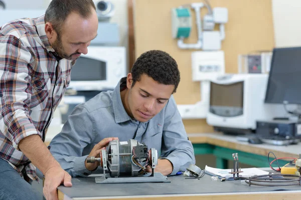 Μηχανικός Διδασκαλία Μαθητευόμενος Καθορίσει Μηχανογραφημένη Μηχανή — Φωτογραφία Αρχείου