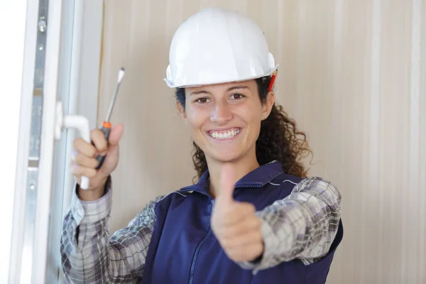 Kobieta Budowniczy Pokazuje Kciuk Górę — Zdjęcie stockowe