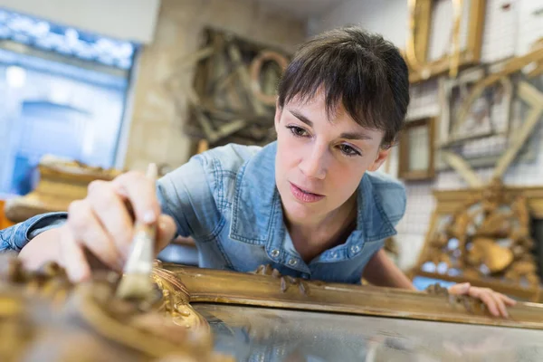 Vrouw Schoonmaken Van Een Vintage Spiegel Frame Versiering — Stockfoto