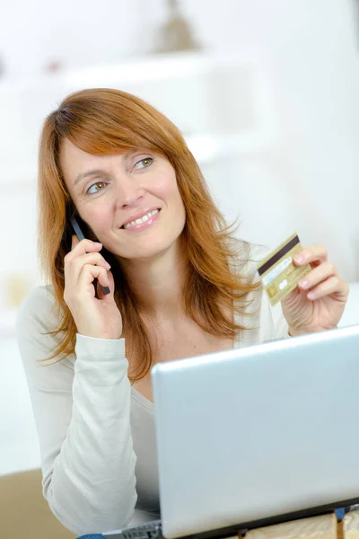 Uma Mulher Está Comprando Linha — Fotografia de Stock