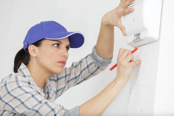 Een Vrouwelijke Technicus Het Werk — Stockfoto