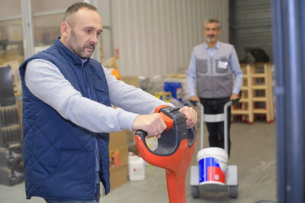 Warehouse Worker Moving Trolley Large Warehouse — Stock Photo, Image