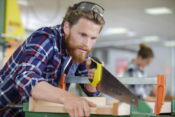 Een Mannelijke Timmerman Die Hout Zaagt — Stockfoto