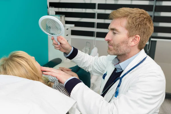 Läkare Tittar Patienter Ansikte Spegeln — Stockfoto