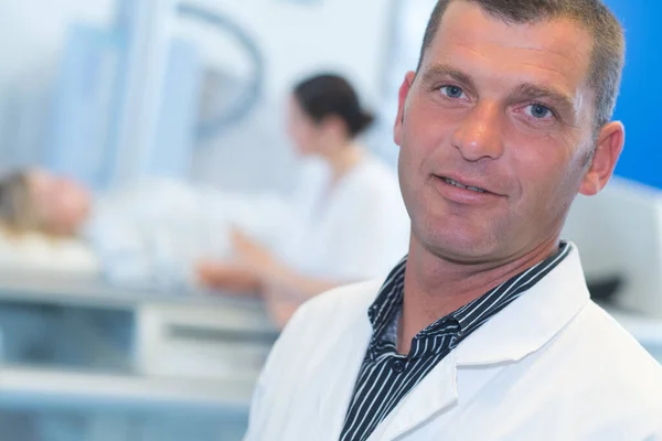 Close Retrato Belo Médico Masculino Sorrindo — Fotografia de Stock