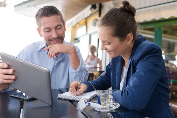 Couple Amuser Dans Café Avec Une Tablette Numérique — Photo