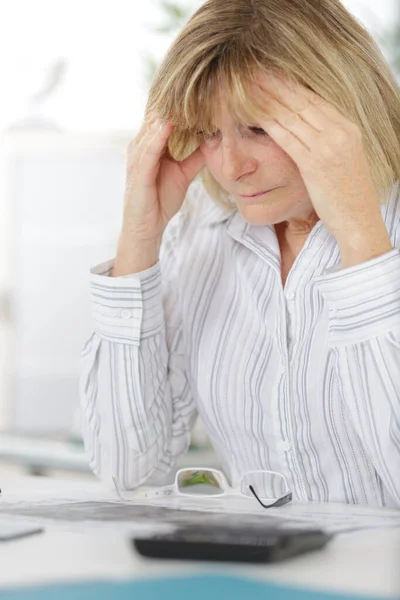 Bizneswoman Cierpi Ból Głowy Siedzi Biurze — Zdjęcie stockowe