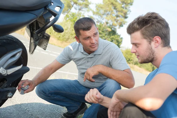 Two People Motorcycle Problems — Stock Photo, Image