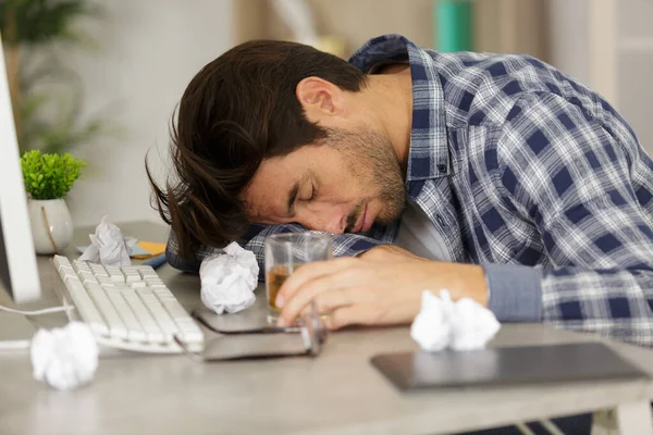 Μεθυσμένος Επιχειρηματίας Κοιμάται Στο Γραφείο — Φωτογραφία Αρχείου
