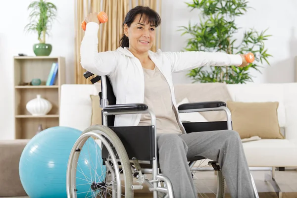 Porträt Einer Seniorin Die Hause Mit Kurzhanteln Trainiert — Stockfoto