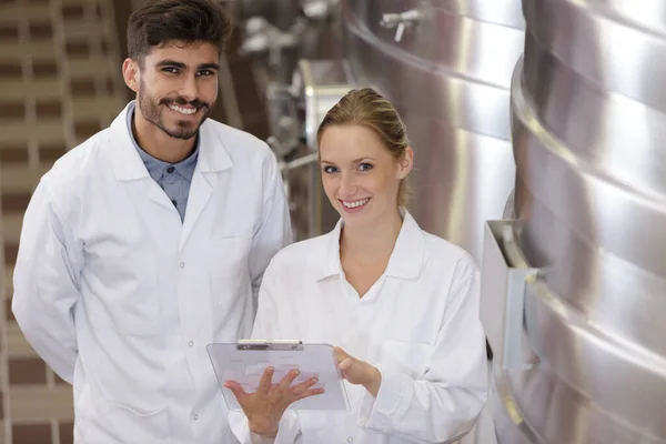 Trabajadores Que Comprueban Las Cualidades Del Vino Las Fábricas — Foto de Stock