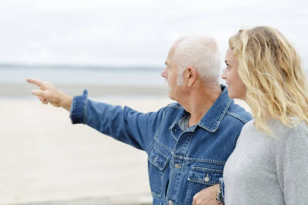 Älterer Mann Und Jüngere Frau Fuß Auf Dem Meer — Stockfoto
