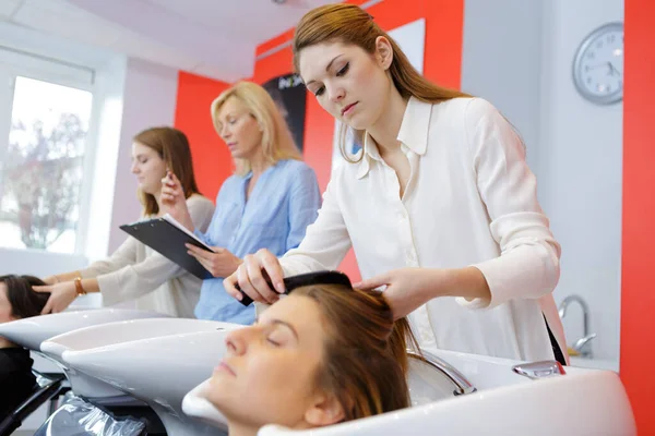 Femme Lavage Cheveux Dans Salon Coiffure — Photo
