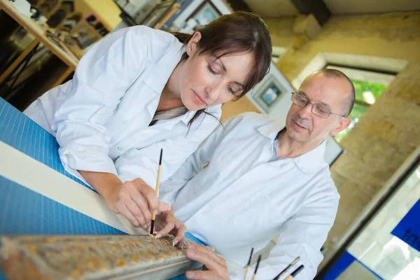 Female Worker Measure Frame Workshop — Stock Photo, Image