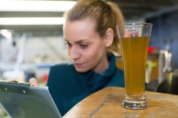 Női Munkavállaló Aki Megfigyeli Sör Munkafolyamatát — Stock Fotó