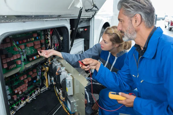 Aprendiz Feminino Engenheiros Elétricos Fábrica Acabamento Cabos — Fotografia de Stock