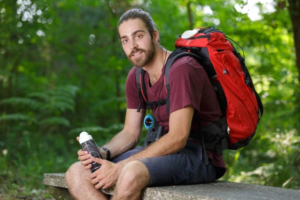 Uomo Escursionista Sta Riposando — Foto Stock
