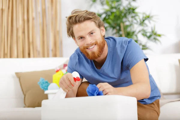 Sorrindo Janitor Limpeza Casa — Fotografia de Stock