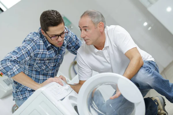 Man Explaining Problem Washing Machine Technician — Stock Photo, Image