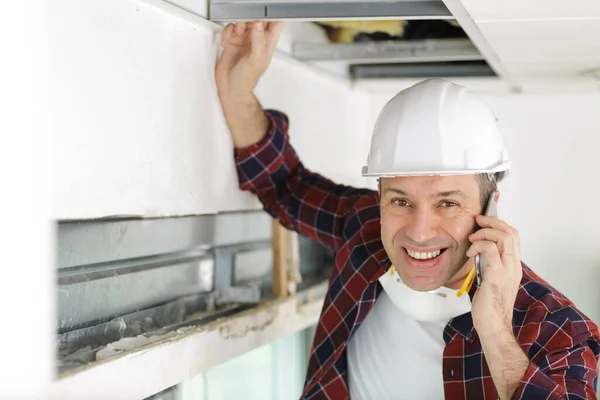 Homem Construtor Está Telefone — Fotografia de Stock