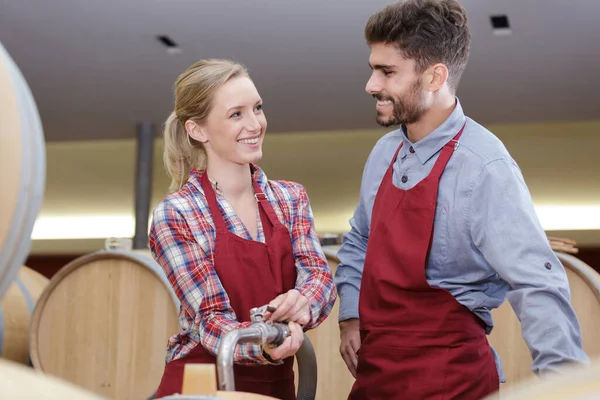 Lavoratori Cantina Riempiendo Botti Rovere — Foto Stock