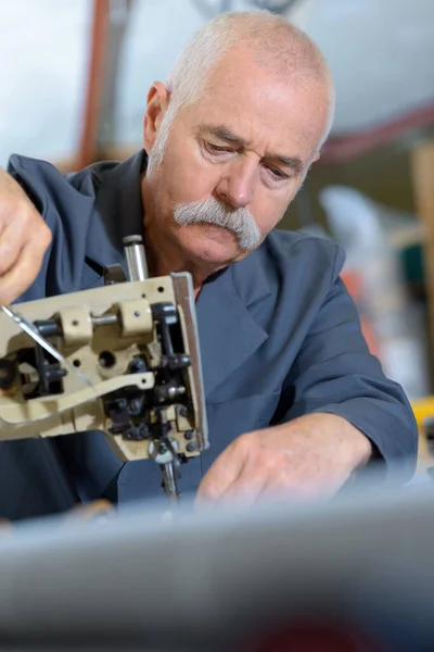 Homem Sênior Usando Máquina Costura Industrial — Fotografia de Stock