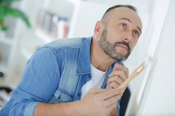 Parede Pintura Decorador Masculino Com Escova Dentro Casa — Fotografia de Stock