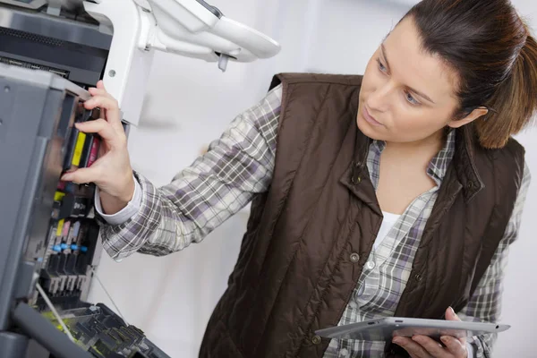 Vrouw Bevestiging Cartridge Printer Machine Kantoor — Stockfoto