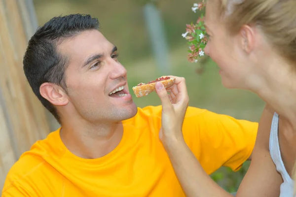 Mujer Joven Alimentando Hombre Joven —  Fotos de Stock
