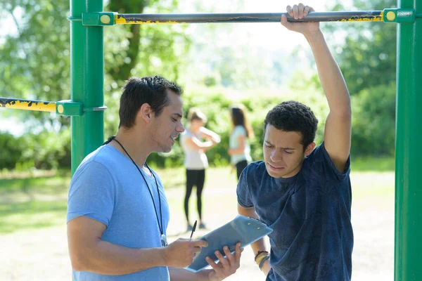 Treinamento Suspensão Parque Com Personal Fitness Trainer — Fotografia de Stock