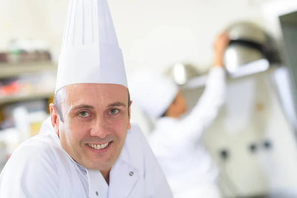 Nahaufnahme Eines Männlichen Kochs Der Posiert — Stockfoto