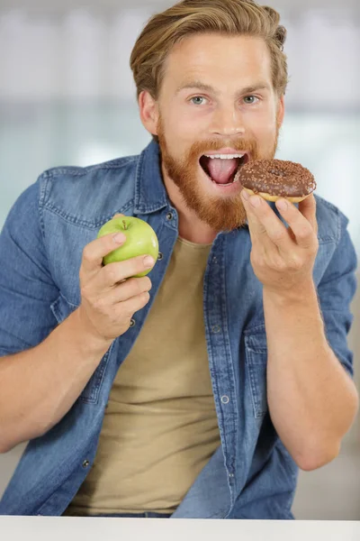 Wahl Zwischen Donut Und Apfel — Stockfoto