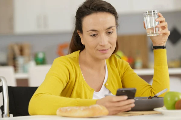 Une Femme Handicapée Utilise Téléphone Intelligent Pour Déjeuner — Photo