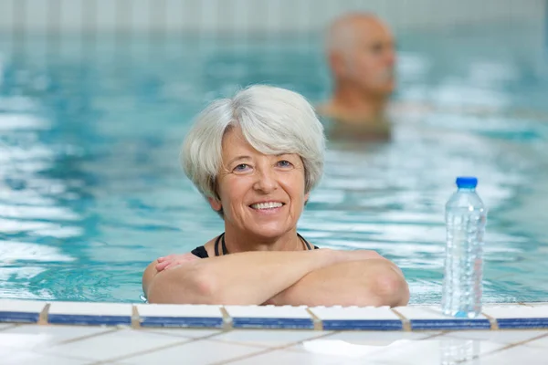 Seniorin Posiert Schwimmbad Mit Wasserflasche — Stockfoto