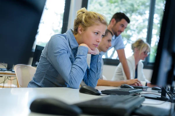 Ung Förvirrad Dam Tittar Datorskärmen — Stockfoto