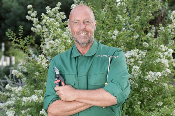 Man Tuinman Zoek Naar Camera — Stockfoto