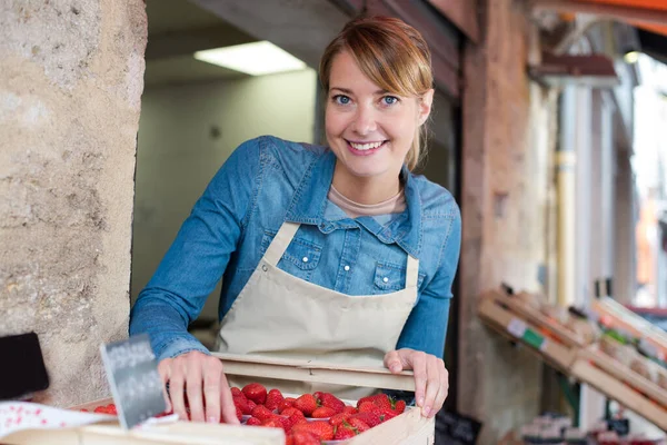 Νεαρή Γυναίκα Που Εργάζεται Φράουλες — Φωτογραφία Αρχείου
