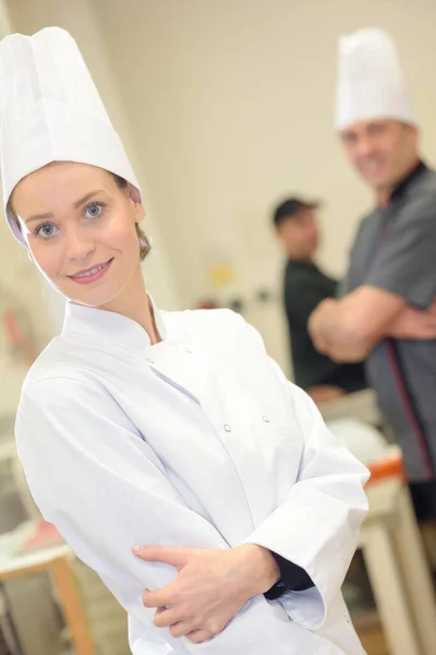Retrato Chef Feminino Uniforme Branco Cozinha Restaurante — Fotografia de Stock