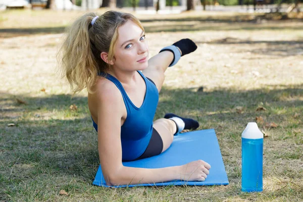 Treinamento Mulher Fitness Abs Treino Fazendo Tesoura Levanta Perna Levantar — Fotografia de Stock