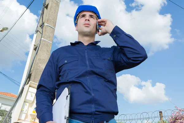 Retrato Ingeniero Industrial Masculino Trabajo Utilizando Teléfono — Foto de Stock