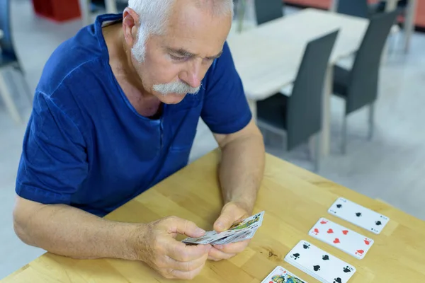 Senior Uomo Giocare Carte Solo — Foto Stock