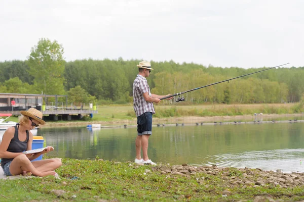 Vänner Njuter Camping Och Fiske — Stockfoto