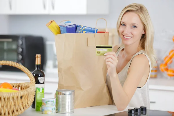 Mulher Com Cartão Crédito Sacos Compras Cozinha — Fotografia de Stock