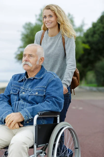 Man Met Rolstoel Zijn Dochter Genieten Het Park — Stockfoto